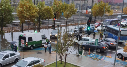 Conductor queda atrapado por el agua y carabineros descubrieron que iba ebrio